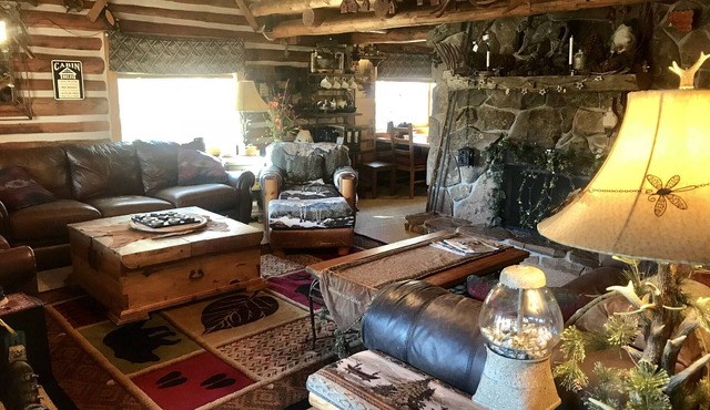Cozy Log Home,3 min to slopes sleeps 10-11, Free shuttle steps away. location!