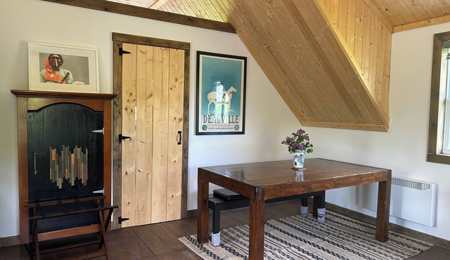 Cozy log home on 4 FULLY-FENCED acres with pond—perfect peaceful getaway 🐾