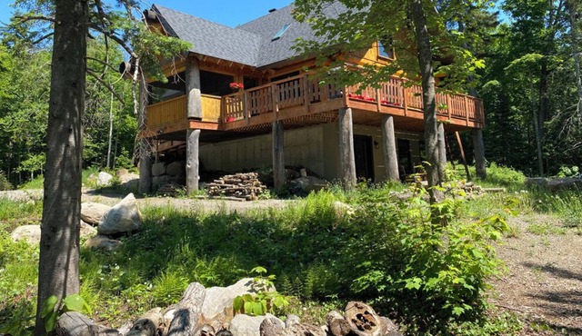 Cozy log home on peaceful Lac Belanger, 10 minutes from ski hills