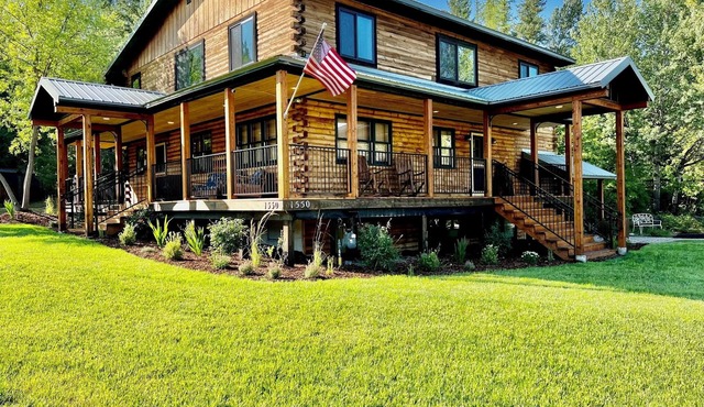 Cozy log home sleeps 14 in beds 5.5 baths near Glacier Park and Whitefish Resort