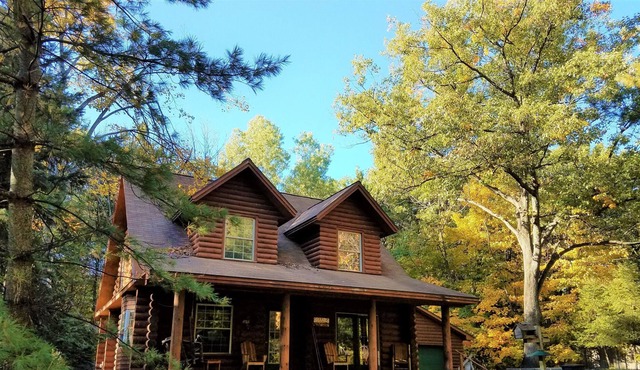Cozy log home with lake access and near the Trading Post. Pet Friendly.