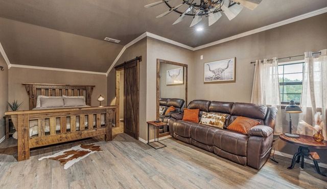 Cozy Longhorn Suite on the River