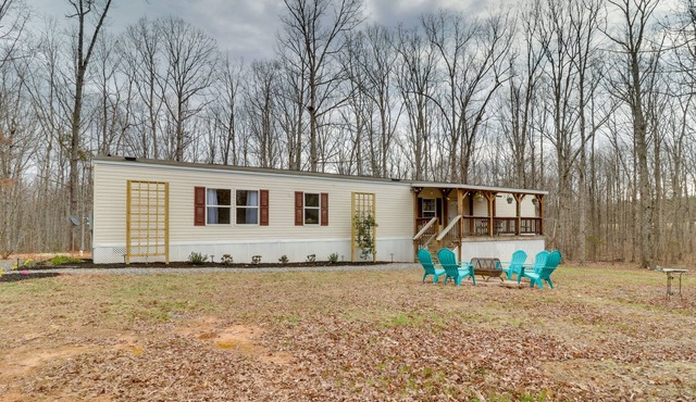 Cozy Louisa Cottage Stay w/ Fire Pit!