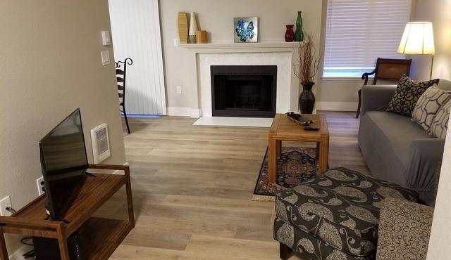 Cozy Lovely Rental Unit With Indoor Place Close to Restaurants/Mall/Fairgrounds