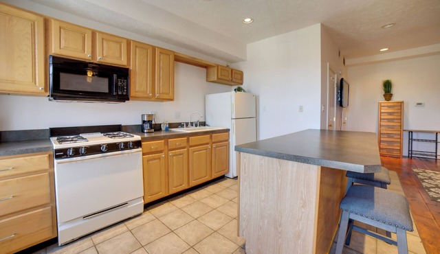 Cozy Lowell Studio ~ 19 Mi to Grand Rapids!