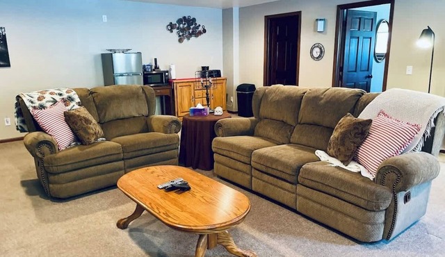 Cozy Lower Level | Fireplace | 30 min Granite Peak