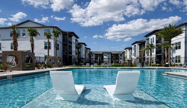 Cozy Lux King Bed Apartment with Pool Gym Pickle Ball EV Charger and more