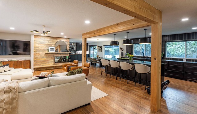 Cozy Luxe 4 Bedroom Home: Fireplace, Gym, Office, Fire Pit
