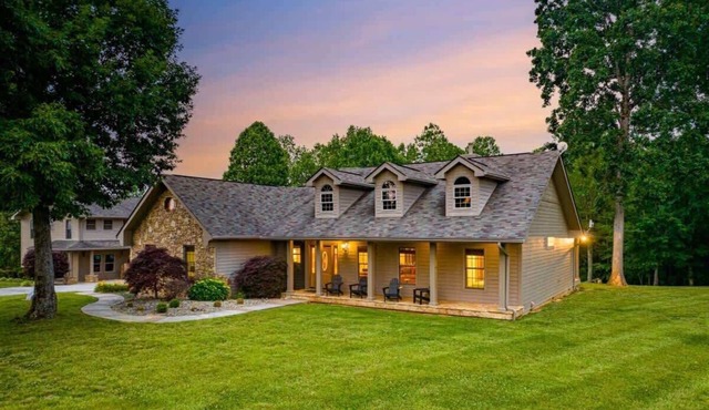Cozy Luxe Cabin, Sleeps 24・Yard・Fire pit・Hot tub