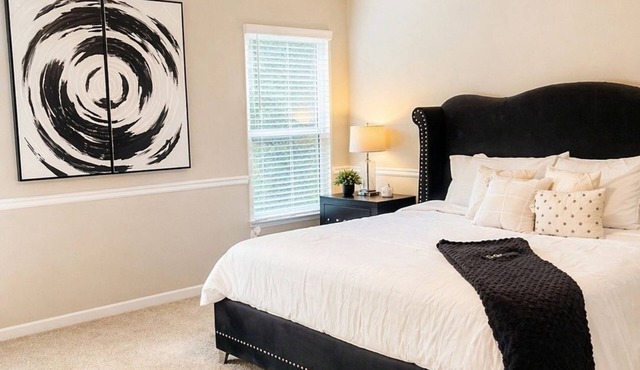 Cozy Luxe Retreat with Warm Charm. WORLD UP READY. 10 MINUTES FROM AIRPORT.