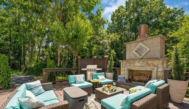 Cozy luxurious cottage tucked away in the woods near Arrington Vineyards!!!!