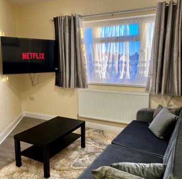 Cozy Luxurious Flat near LHR