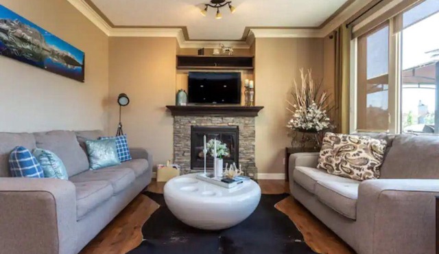 Cozy & Luxurious Ridge Home - including 2nd suite