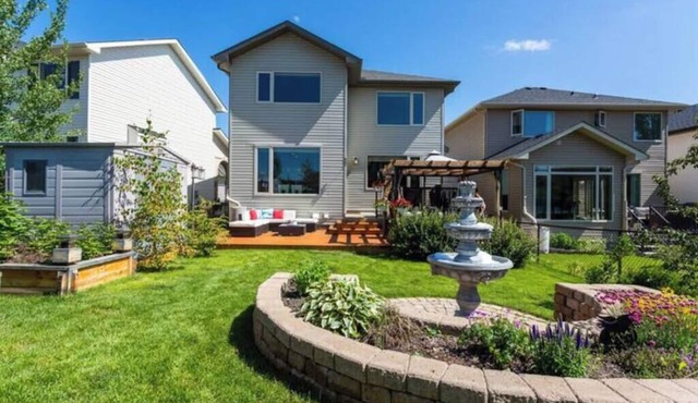 Cozy & Luxurious Ridge Home - including 2nd suite