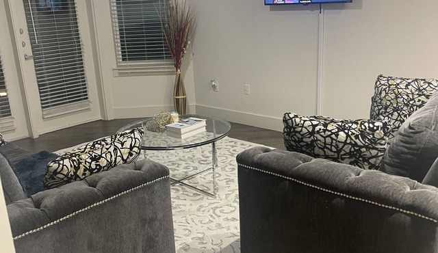 Cozy, luxury 2bd 2bth midtown rental with pool