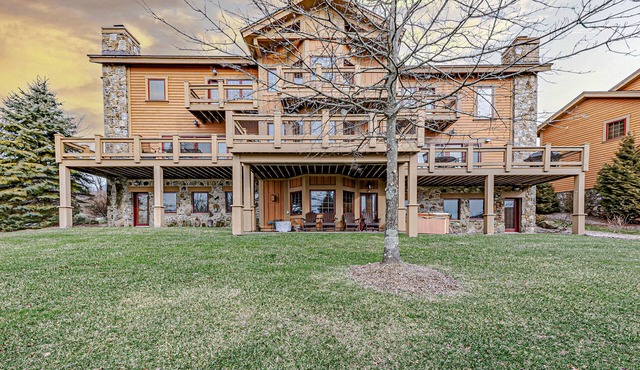 Cozy Luxury Almost Ski-in Ski-out with Hot Tub in Southwind!