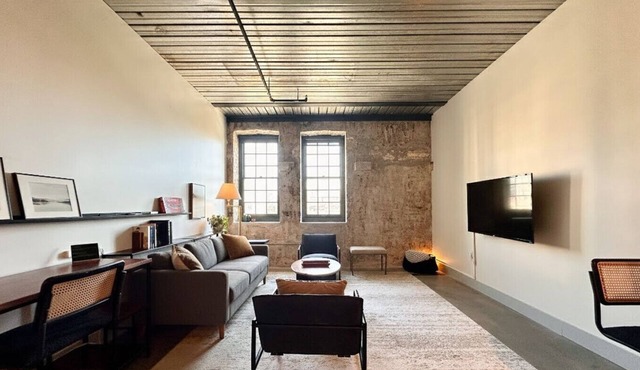 Cozy Luxury Apartment with Gym, Parking, and Rooftop