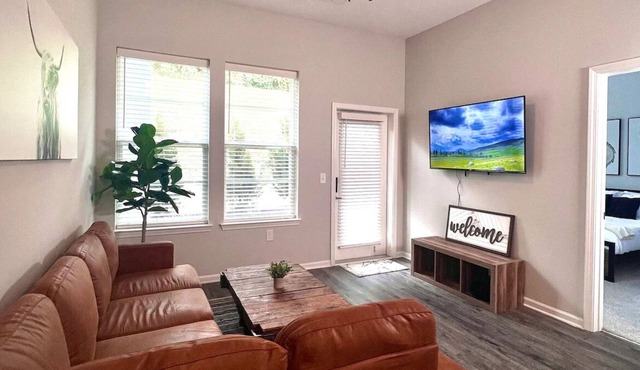Cozy Luxury Apt design w/pool & Cincinnati view