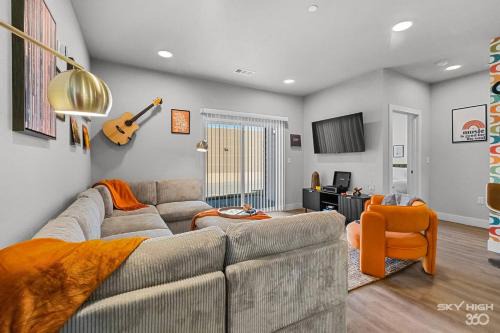 Cozy Luxury Apt, Gym, King Bds, Comfy Sectional