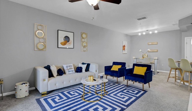 COZY & LUXURY Apt with LAKE VIEW, cable and fast WiFi near all Attractions!