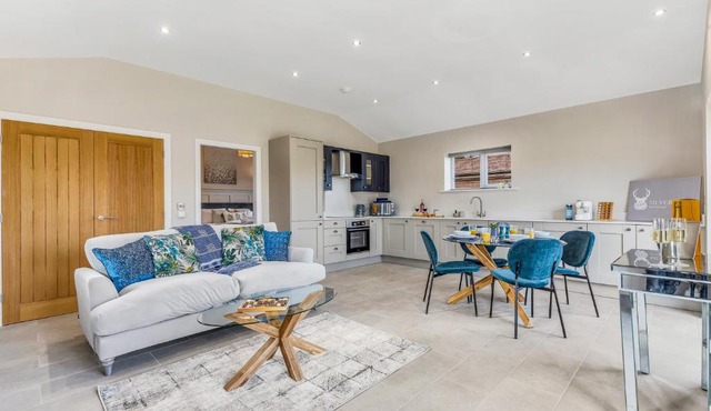 Cozy Luxury Cabin Retreat with Superking Bed