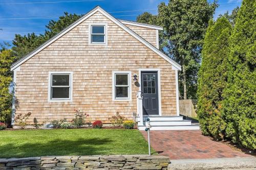Cozy Luxury Cape Cod Villa- 5 min to Beach!