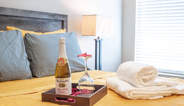 Cozy Luxury Escape Calm Vibes Near Strip