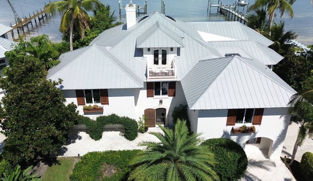 Cozy Luxury Estate In Exclusive Community On Open Water