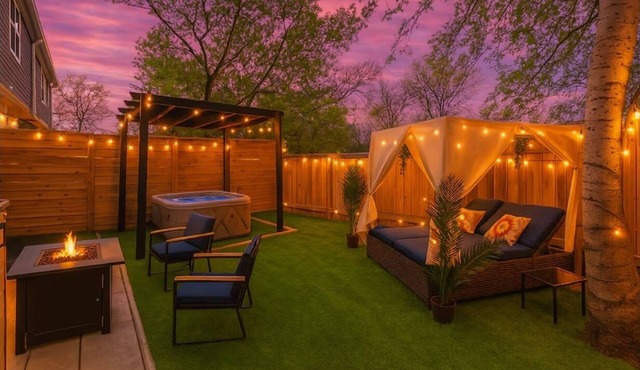 COZY LUXURY - Hot Tub, Pool Table, FirePit, 5min to DT. FAMILY GET TOGETHER.