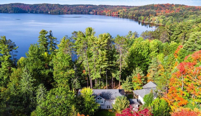 Cozy luxury Muskoka cottage on lakefront - Pinecone