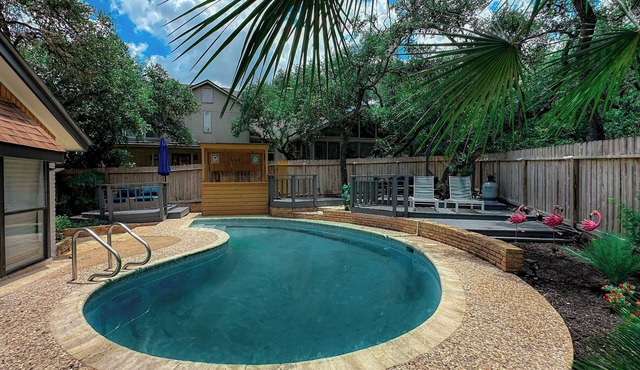 Cozy Luxury Pool + Home Theater + Backyard Oasis