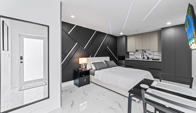 Cozy Luxury Room. Luxurious studio retreat with sleek design.