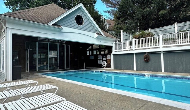 Cozy luxury studio overlooking golf grounds close to Mohegan Sun