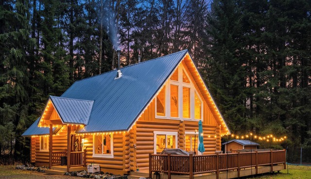 Cozy & Magical 3-Bedroom Cabin Retreat in Easton Wa