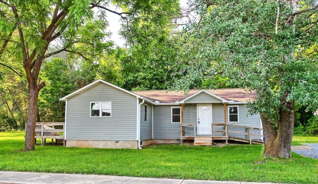 Cozy Maiden Country Home - 3 Bedroom with Backyard Deck