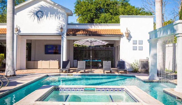 Cozy Mansion/Pool & Jacuzzi/Cinema/Game Room