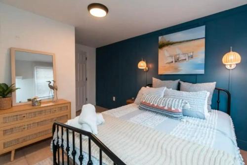 Cozy Margate Cottage - 3 blocks to the Beach!