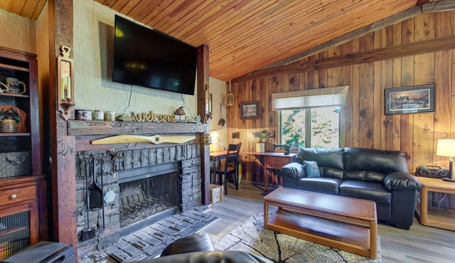 Cozy Markesan Cabin ~ 2 Mi to Green Lake Access!
