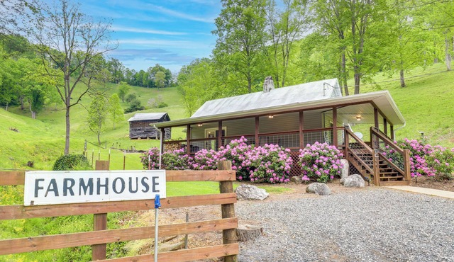 Cozy Mars Hill Farmhouse w/Scenic Views