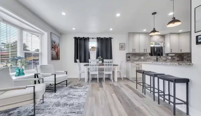 Cozy Master King suite- play room- hot tub