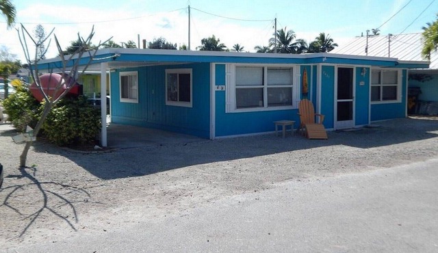 Cozy Matlacha Bungalow newly renovated is an easy stroll to shopping and dining.