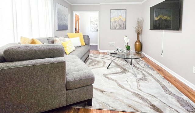 Cozy Matthews Getaway – 1 King, 2 Queens, Stylish & Central!