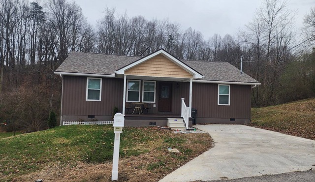 Cozy Maverick of Corbin, 3 bedroom 2 bath and dog friendly! Extra parking!