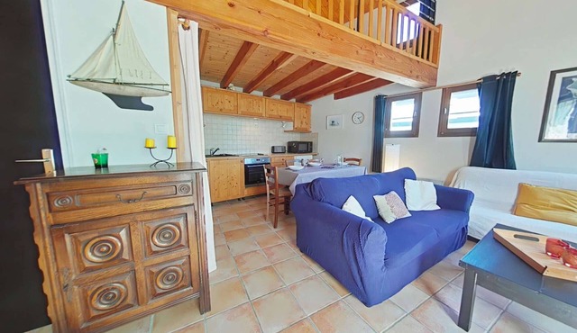 Cozy Mezzanine Studio 200m from Beach