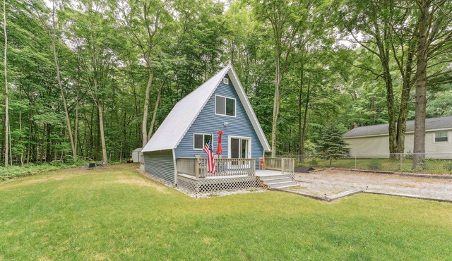 Cozy Michigan Escape w/ Deck, Fire Pit & Grill!