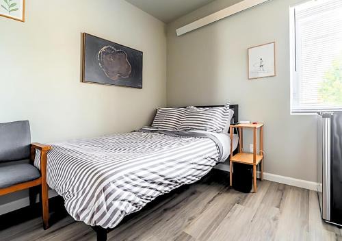 Cozy Micro Suite Unit 12 Sleeps 2 Minutes to Downtown