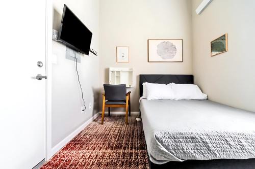 Cozy Micro Suite Unit 5 Sleeps 2 Minutes to Downtown