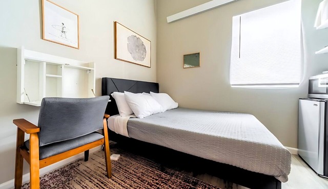 Cozy Micro Suites: Sleeps 2, Minutes to Downtown