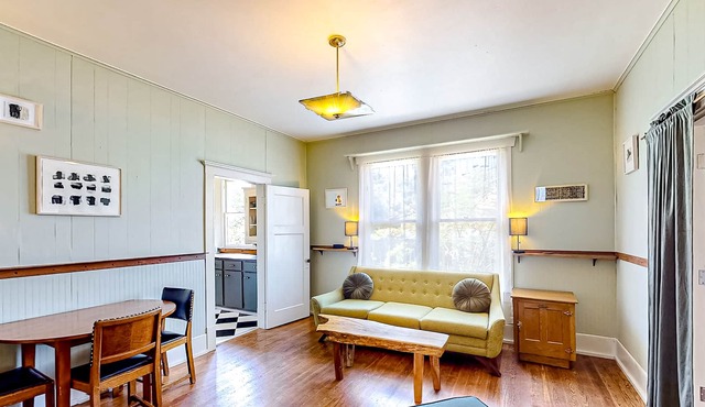 Cozy Mid-Century Cottage | Lockhart