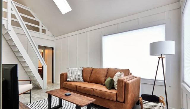 Cozy Mid-Century Modern Home - just steps away from 150km of trails